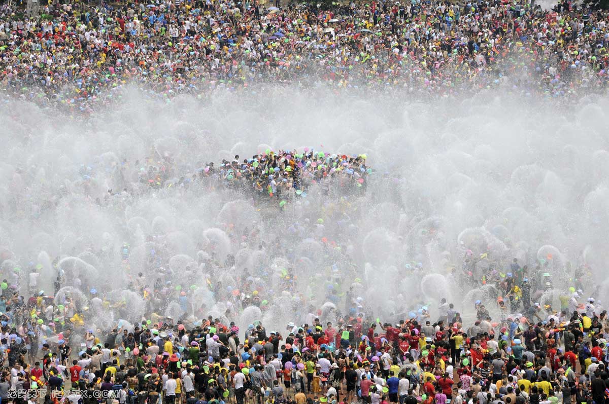 游客参加一年一度的泼水节庆祝云南西双版纳傣族少数民族的新年 - 20130415