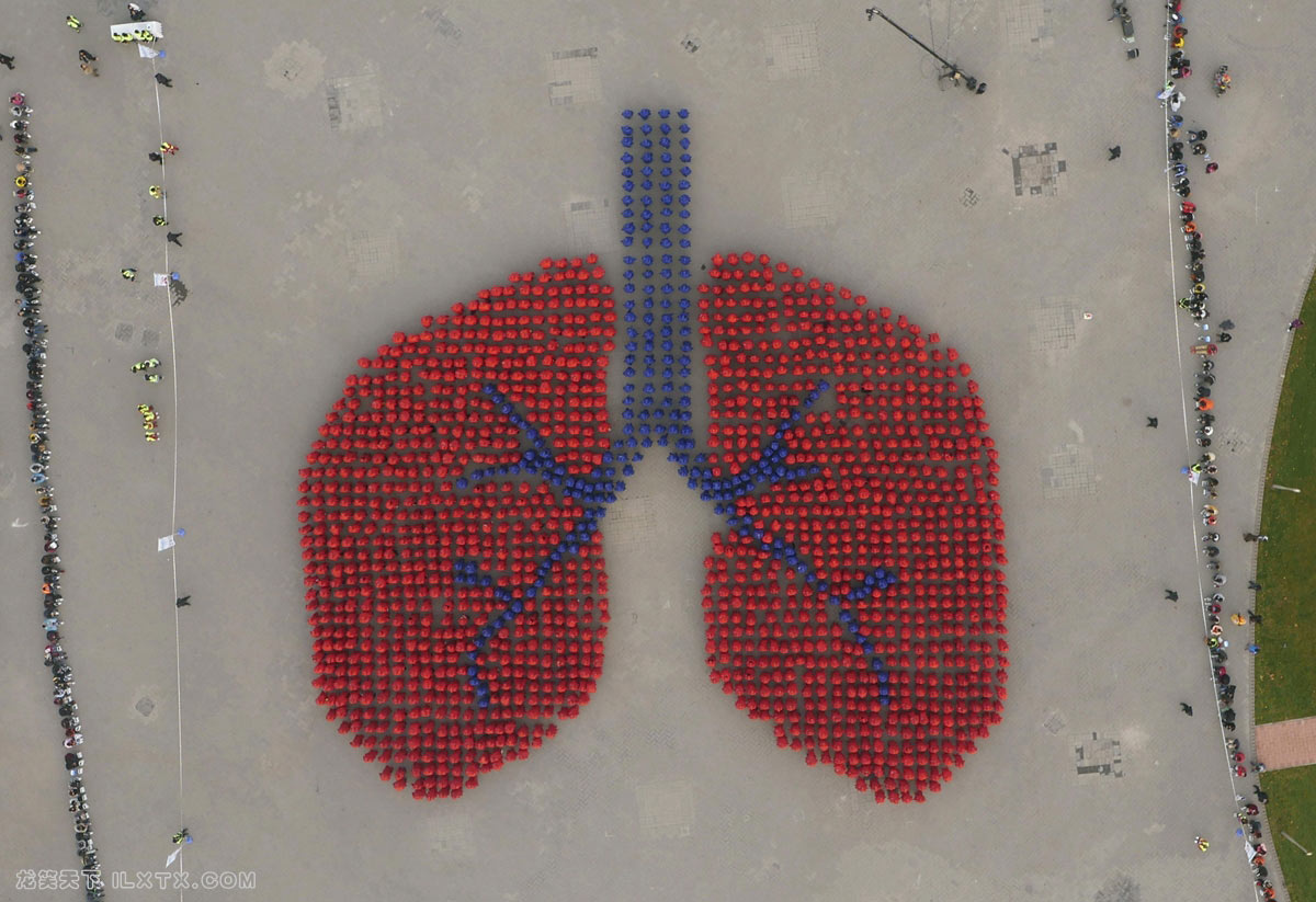 北京，身穿蓝色和红色外套的人们形成了一个人的肺 - 20151115