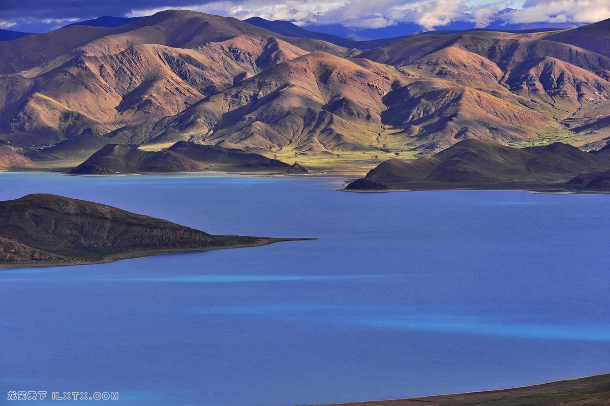西藏山南地区的羊卓雍湖 - 20150901